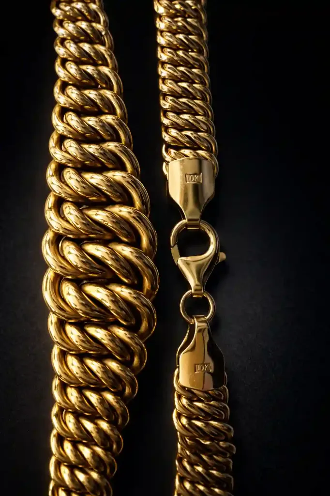 Cadenas de oro 10K en primer plano.webp