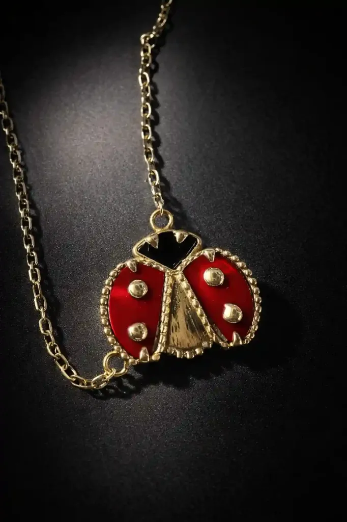 Collar de mariquita en oro y rojo.webp
