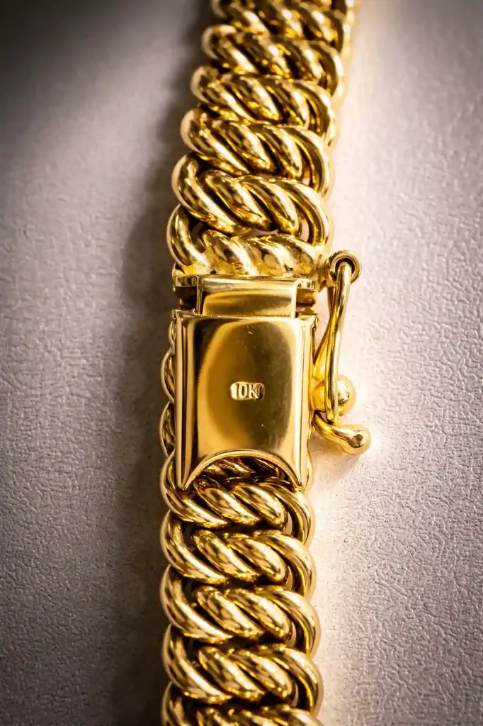 Detalle de eslabones de oro 10K.webp